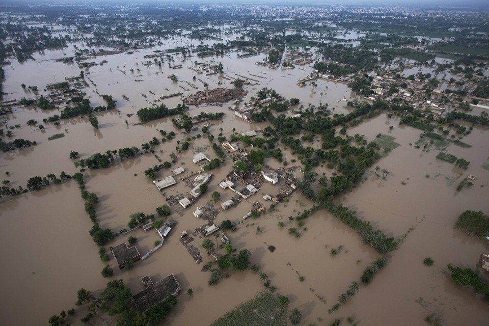 2010-08-08T170148Z_01_AAL109_RTRIDSP_3_PAKISTAN-FLOODS.jpg