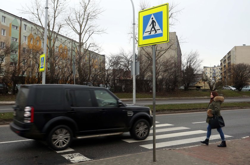 Przejście dla pieszych przy skrzyżowaniu ul. Płka. Dąbka i Staniewicza na Pogórzu w Gdyni. To miejsce jest bardzo niebezpieczne