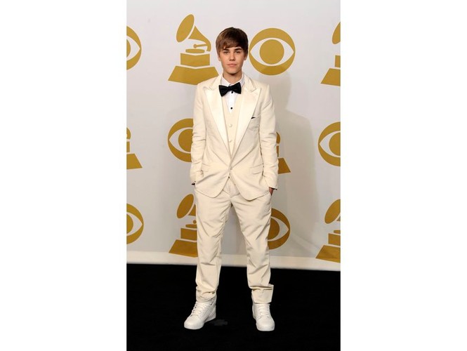 Młodziutki Justin Bieber w nieco 'kelnerskiej' odsłonie