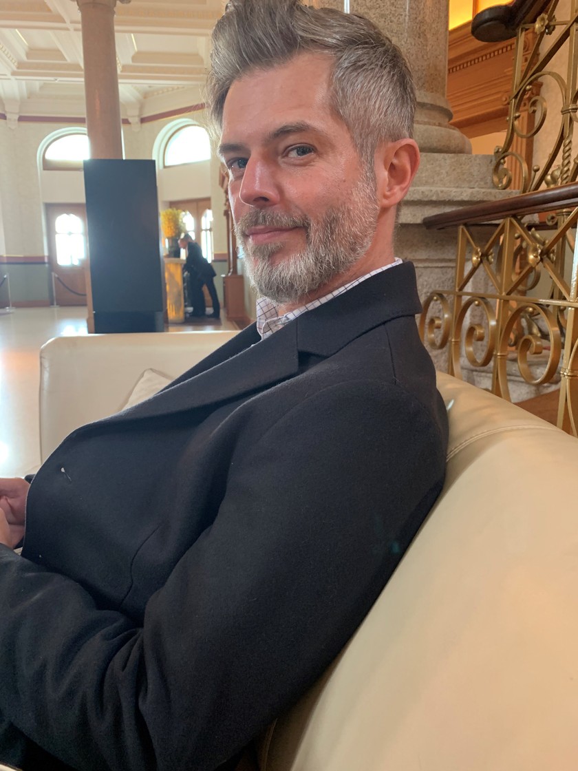 Husein Redzepagic, Coiffeur und Geschäftsleiter vom Fresh Style Salon, erklärt, worauf man bei der Haarpflege mit Hyaluron achten sollte. 