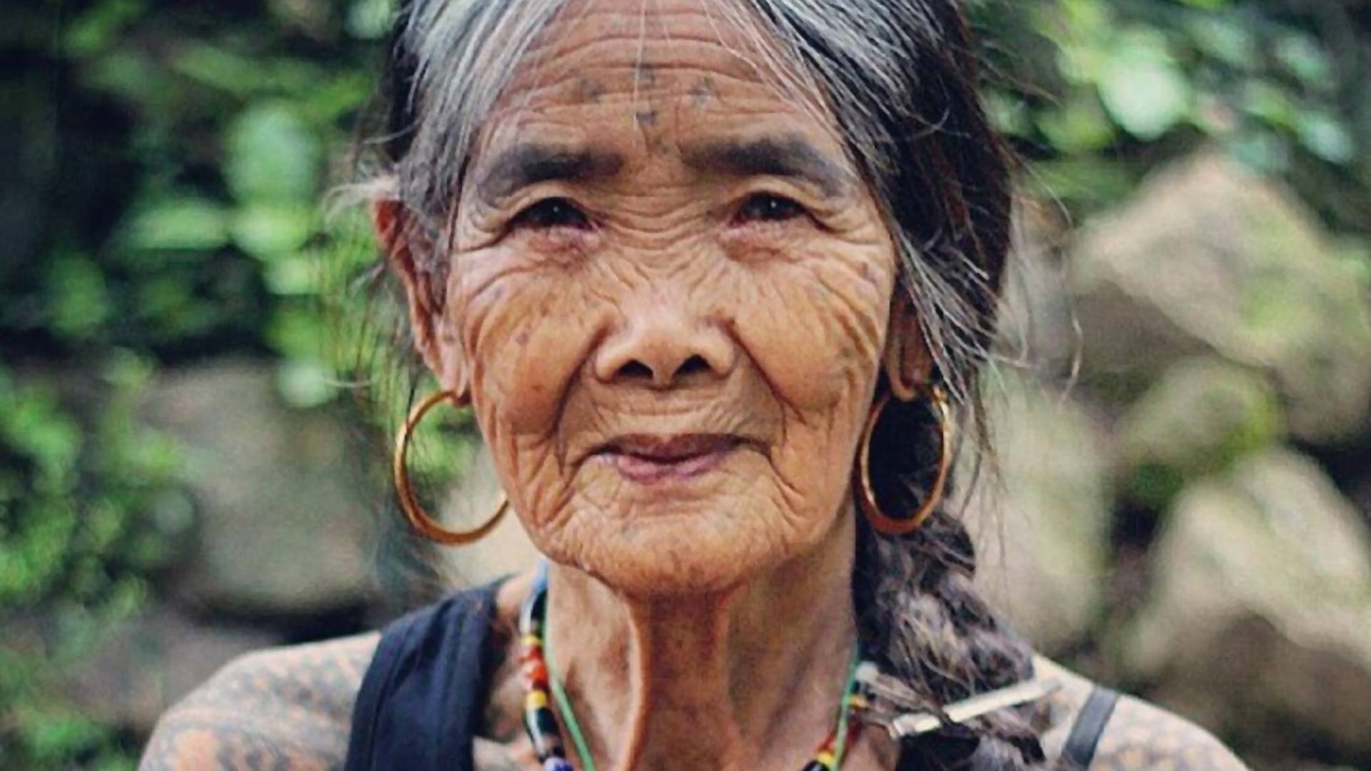 Sa 103 godine ona je najstariji tattoo majstor na svetu i ljudi prelaze pola planete da bi im ova baka iscrtavala telo