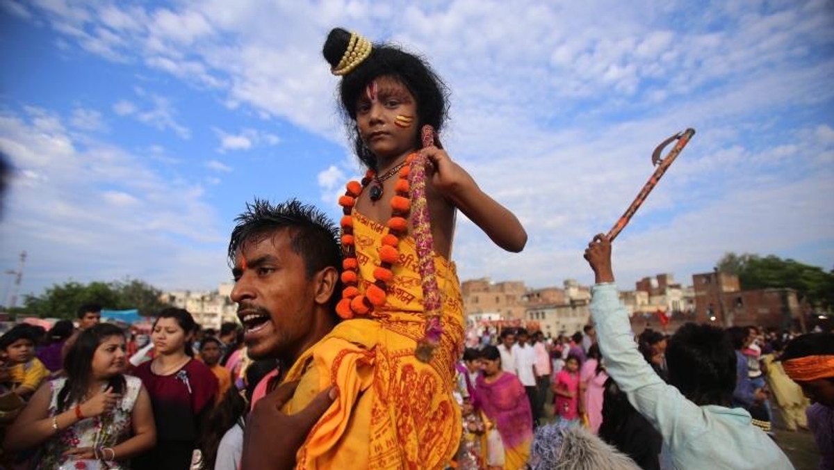 Do tragedii doszło w pobliżu świątyni Ratangarah, próbowali przejść przez most na rzece Sindh. Miało to miejsce na zakończenie obchodzonego przez hindusów święta Navratri (Navaratri) na cześć bogini Durgi.wiernych.