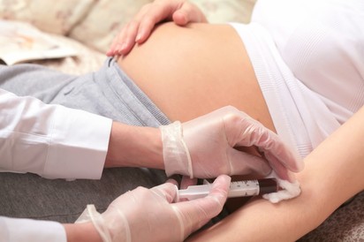Vérvételtől a leletig: mi történik egy korszerű magzati diagnosztikai laboratóriumban?