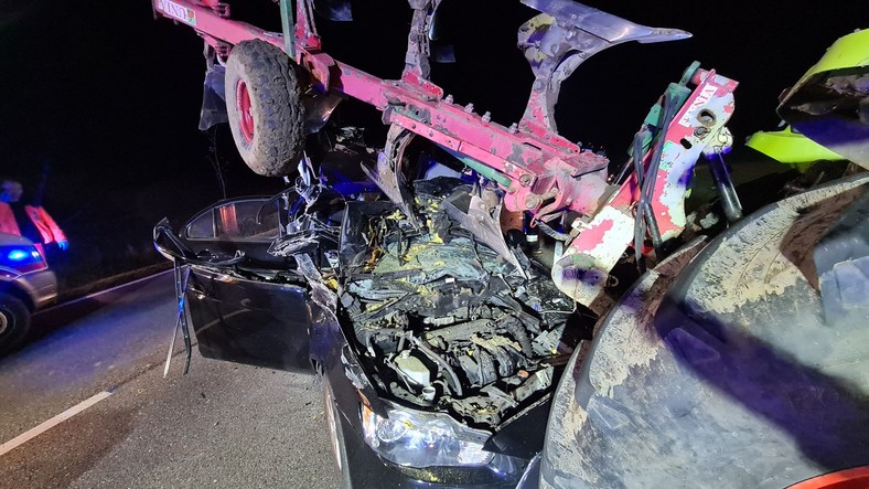 DK15 fatal accident involving two cars and a tractor