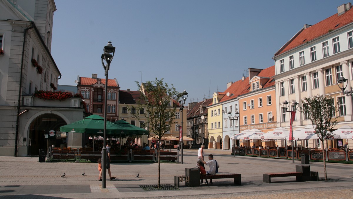 W ciepłych, przyjemnych dla oczu barwach ma być odtąd oświetlane centrum Gliwic i mieszkaniowe dzielnice tego miasta. Kontrastowe, zwiększające bezpieczeństwo białe światło ma rozjaśniać główne gliwickie arterie.