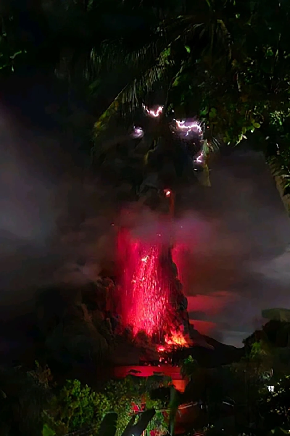 Erupcija vulkana Ruang, Indonezija, 17. aprila