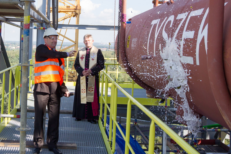 Kierownik projektu Błażej Łyp (L) i ks. Józef Szklorz (C) podczas uroczystości chrztu walczaka kotła na budowie bloku energetycznego w Zakładzie Wytwarzania 
