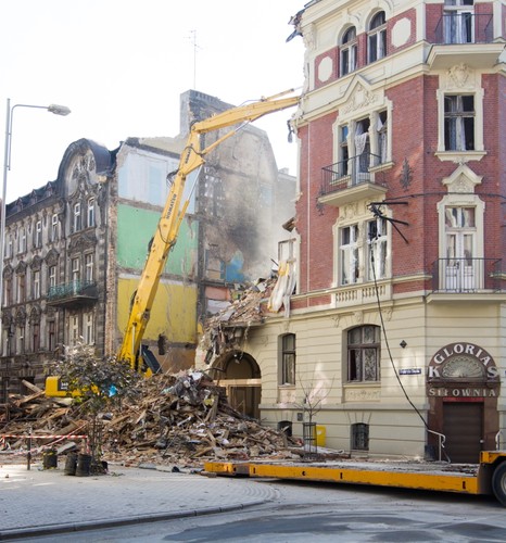Trwa wyburzanie kamienicy w śródmieściu Katowic, która zawaliła się po wybuchu gazu