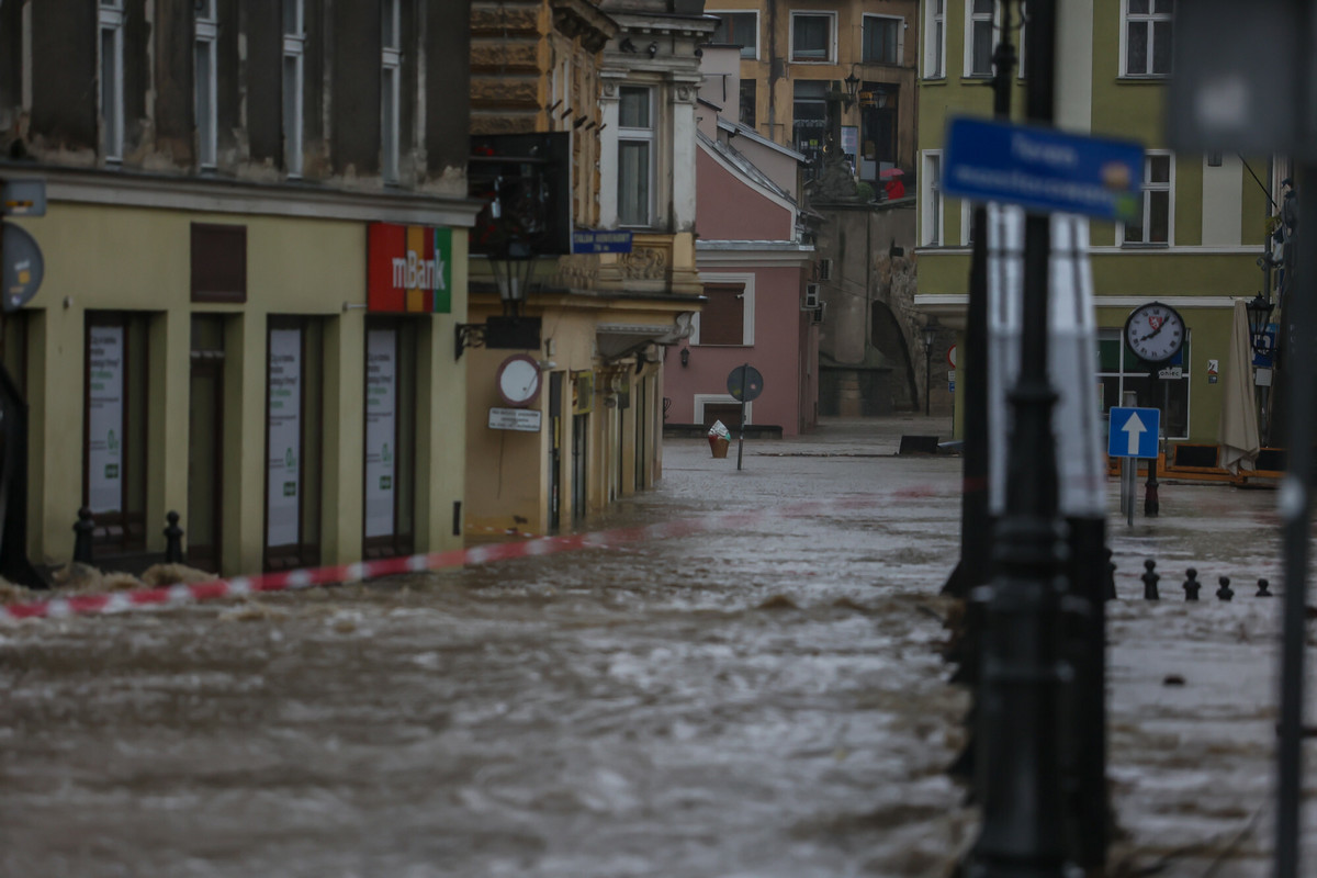 Zalane miasta, pęknięte tamy. To trzeba wiedzieć o powodzi [AKTUALIZACJA po godz. 14]