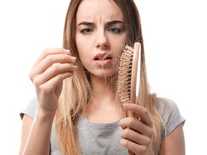 Hullik a hajad? Ennek az ásványi anyagnak a hiánya is okozhatja