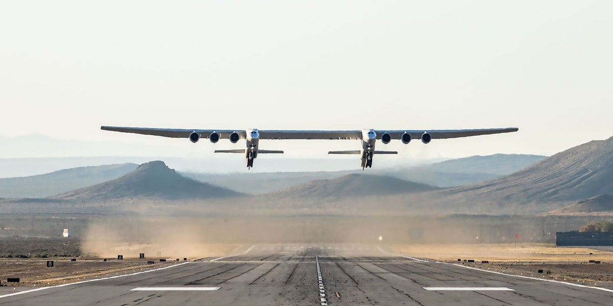 Stratolaunch powstał, by zmniejszyć koszty wysyłania rakiet w kosmos poprzez wyeliminowanie potrzeby spalenia ogromnej ilości paliwa przy starcie. 13 kwietnia samolot odbył pierwszy próbny lot.