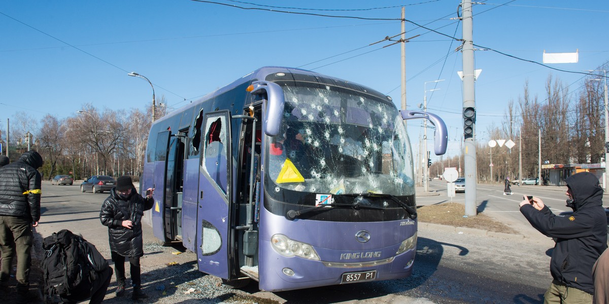 Ostrzelany cywilny autobus w Kijowie.