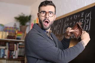 Pensje nauczycieli w górę. Dyplomowany z pensją zasadniczą powyżej 6,2 tys. zł brutto. Sprawdź, ile zarobią pozostali