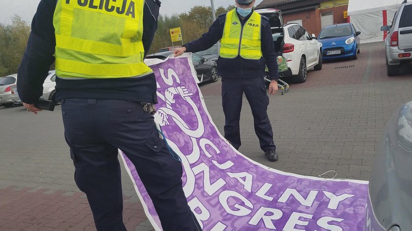 Jechali na protest, zostali zatrzymani przez policję. "Wywlekli ich siłą z samochodu i skuli kajdankami"