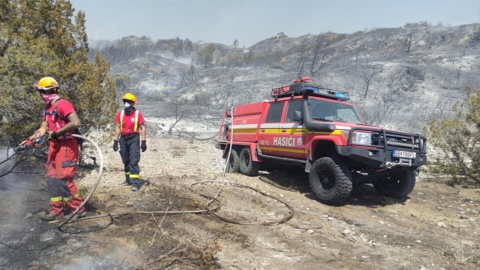 Počas druhého dňa svojho nasadenia v Grécku pomáhalo 28 slovenských hasičov.