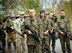 Małaszyński z karabinem na planie nowego serialu