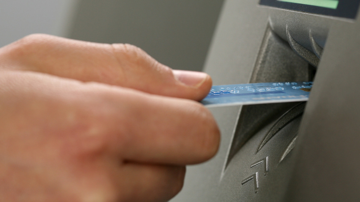 32-letnia mieszkanka powiatu braniewskiego ukradła swojemu partnerowi kartę bankomatową, a następnie włamała się na jego rachunek bankowy i wypłaciła ponad 2 tysiące złotych.