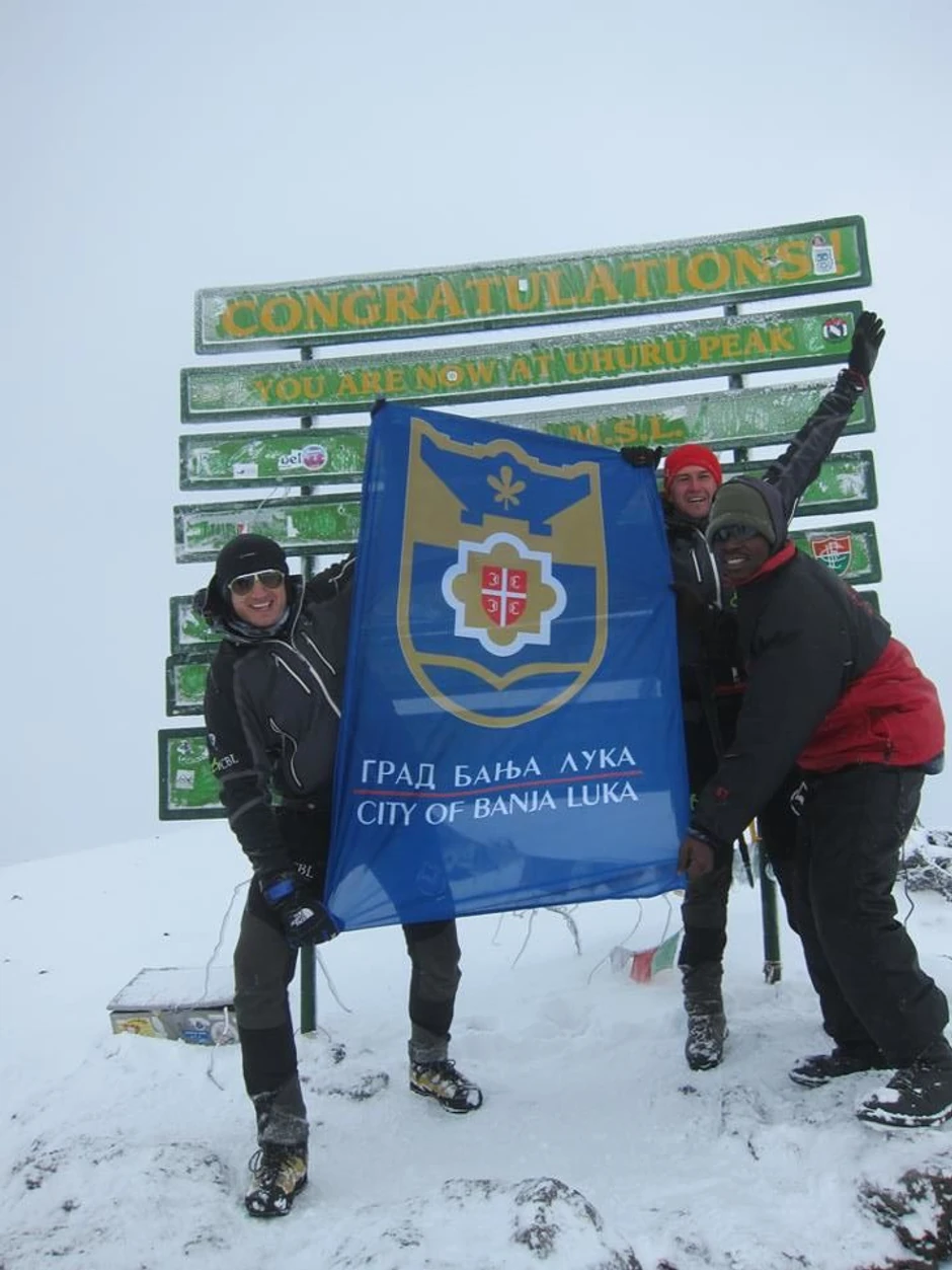 Miroslav Trivić i Mirosalv Bundalo sa zastavom Banjaluke na krovu Afrike