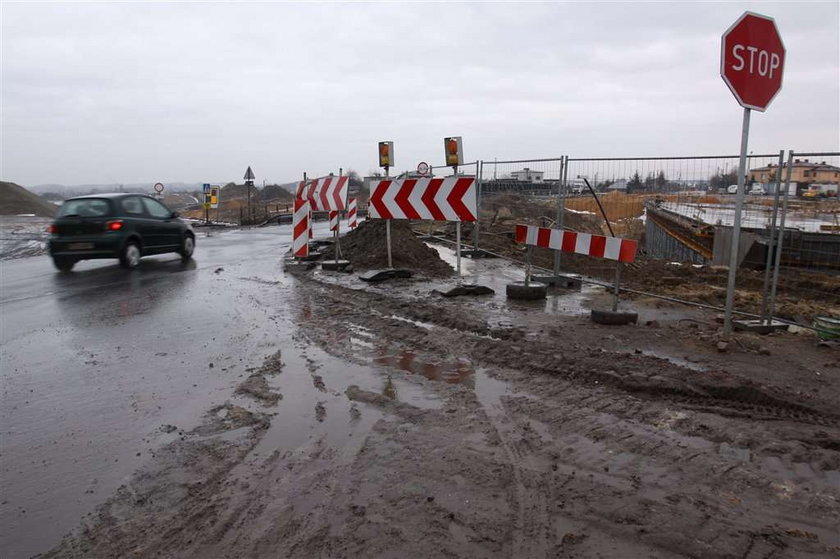 Zbudowali autostradę, rozwalili drogi