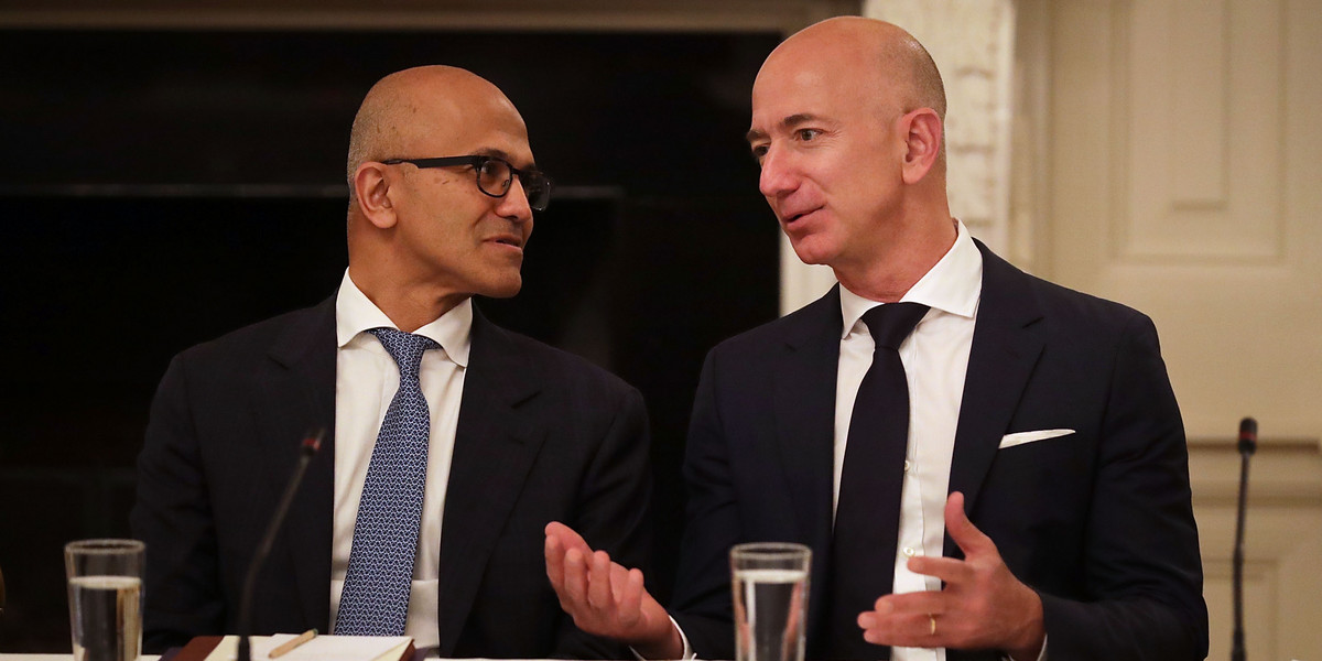 Satya Nadella, CEO Microsoftu i Jeff Bezos, twórca Amazona