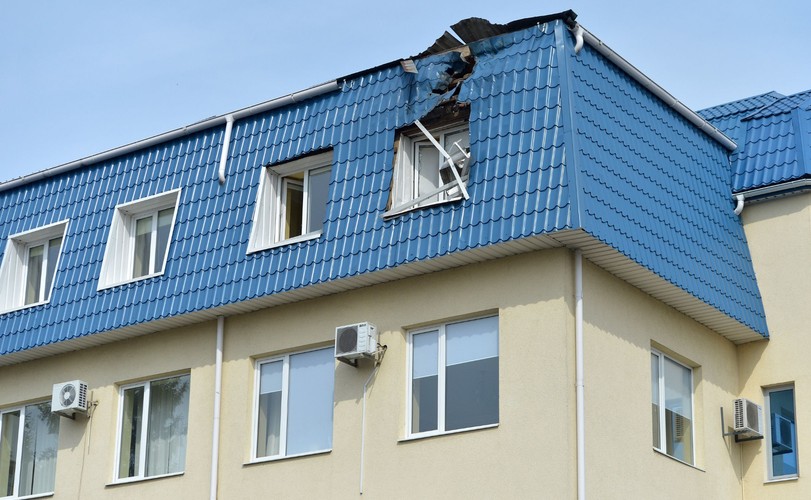 Ostrzelany dach konsulatu