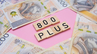przyszłość 800 plus. czy będzie podwyżka świadczenia w 2026 roku? czy 800 plus zostanie zwaloryzowane? co ujawniają plany rządu?