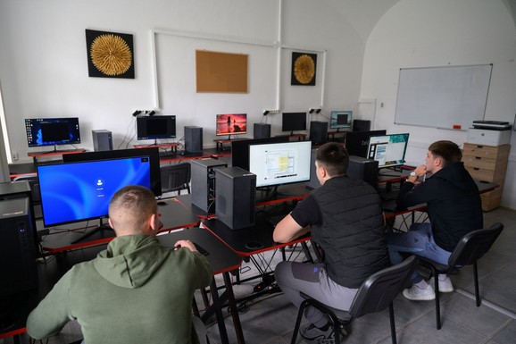 SAVREMENA OPREMA U ZDANJU IZ 18. VEKA: Fondacija Mozzart obnovila kabinet Srednje škole "Lukijan Mušicki" u Temerinu