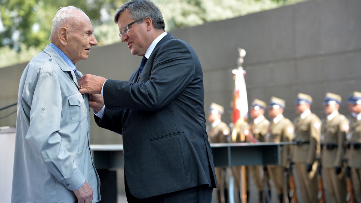 Prezydent Bronisław Komorowski przekazał w środę Ordery Wojenne Virtuti Militari rodzinom dziewięciu powstańców warszawskich; zostały one nadane rozkazem dowódców jeszcze w czasie powstania. Wręczył też odznaczenia żyjącym weteranom i osobom zasłużonym dla upamiętniania historii.