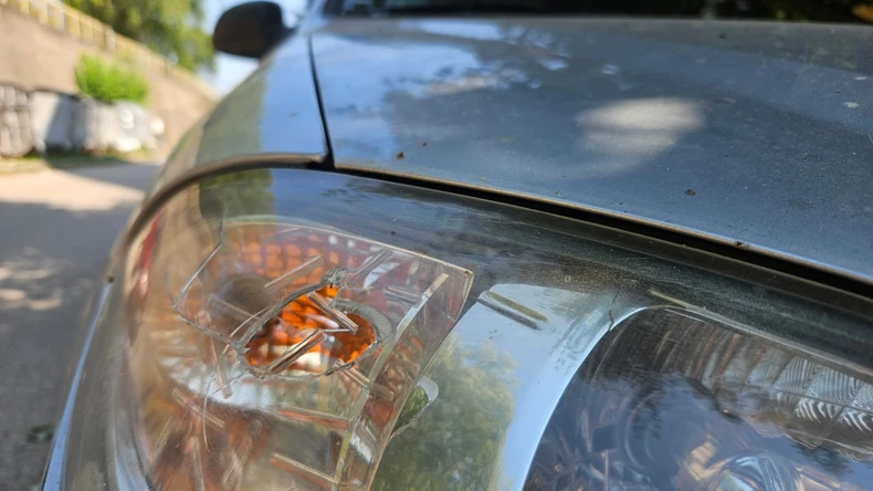 Far parkiranog automobila kroz koji je prošao metak