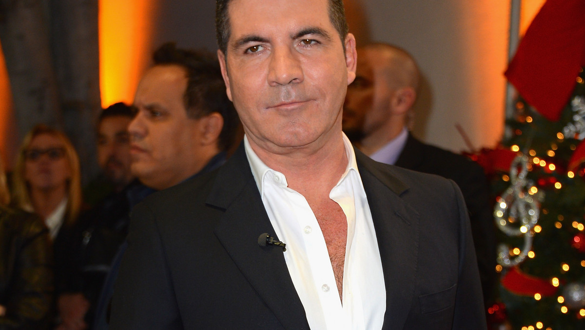 Simon Cowell i Kuba Wojewódzki mają wiele cech wspólnych. Obaj szefują w jury "X Factor" i obaj nie śpieszą się do zrezygnowania z kawalerskiego życia. Tym większy był szok, gdy okazało się, że 53-letni Brytyjczyk stanął na ślubnym kobiercu. Okazało się jednak, że akcja była zorganizowana na potrzeby organizacji charytatywnej.