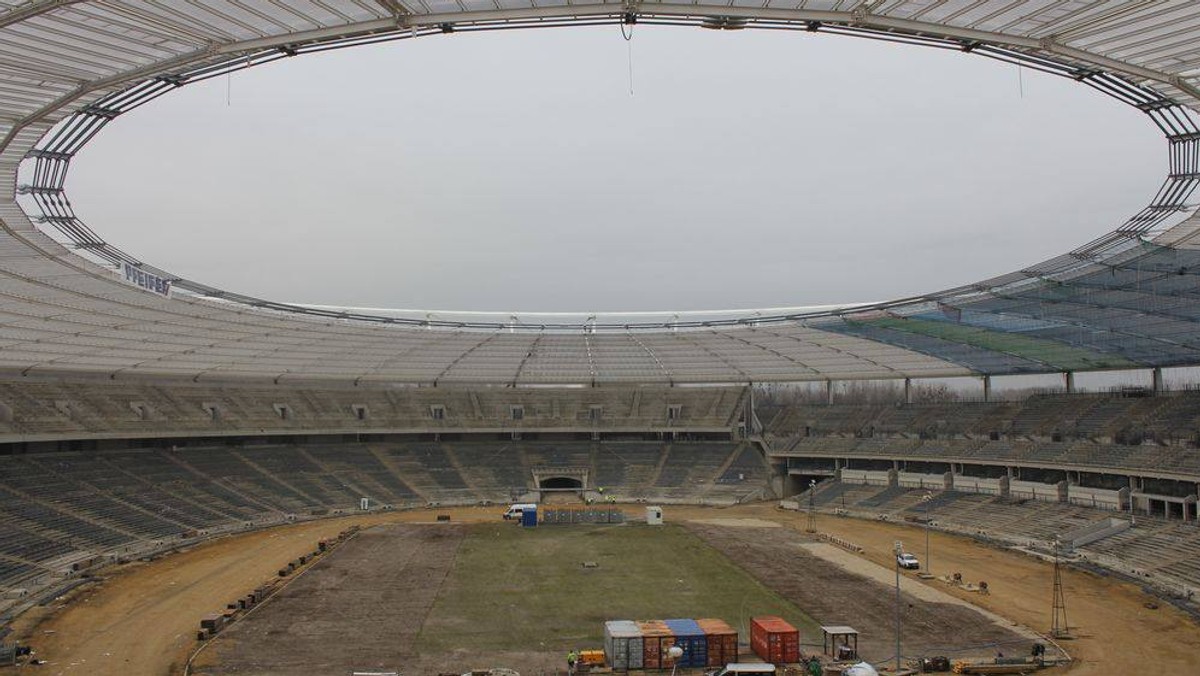 W najbliższych dniach samorząd woj. śląskiego chce rozstrzygnąć przetarg na roboty kubaturowe na Stadionie Śląskim - związane z przygotowaniem pomieszczeń obiektu. Wkrótce mają też zapaść decyzje ws. ewentualnego zwiększenia, za ok. 35 mln zł, walorów komercyjnych stadionu.