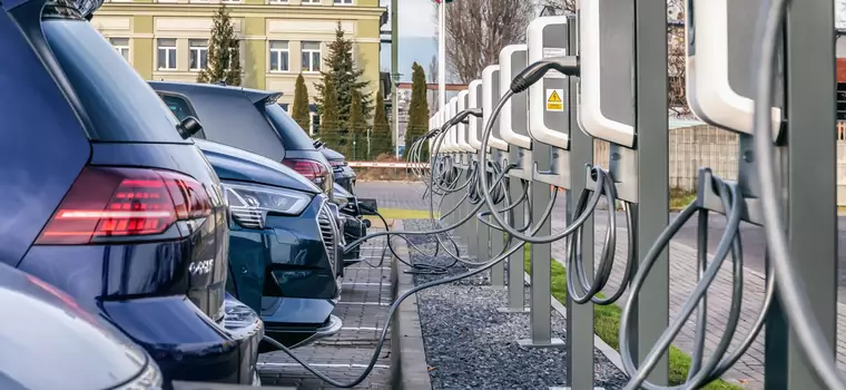 Rośnie liczba używanych hybryd i "elektryków". Tylko chętnych brakuje...