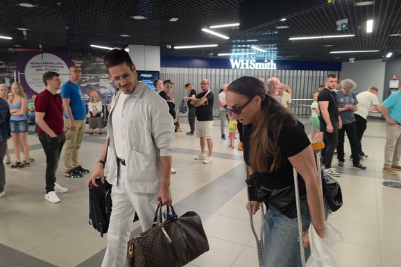 GOGA SEKULIĆ NA AERODROMU SA ŠTAKAMA Ovaj kolega joj pomaže, otkrila detalje NEZGODE pred nastup, ipak pevala: "Nije mi do novca"