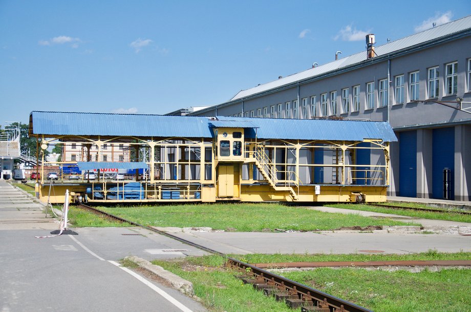 Między poszczególnymi halami Newagu pudła pociągów transportowane są po szynach i za pomocą suwnic.