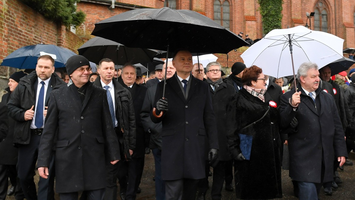 Klub PiS złoży wniosek o odwołanie Sławomira Rybickiego (KO) z funkcji przewodniczącego senackiej Komisji Regulaminowej, Etyki i Spraw Senatorskich; jego zachowanie podczas uroczystości w Pucku nie licuje z godnością senatora - uważają politycy PiS. - Gdzie są granice hipokryzji obecnej władzy? - pyta Platforma Obywatelska w opublikowanym dziś w internecie spocie i wzywa, aby powiedzieć "dość" Prawu i Sprawiedliwości. W trwającej ok. minuty produkcji, rządzących nazwano "partią hejtu".