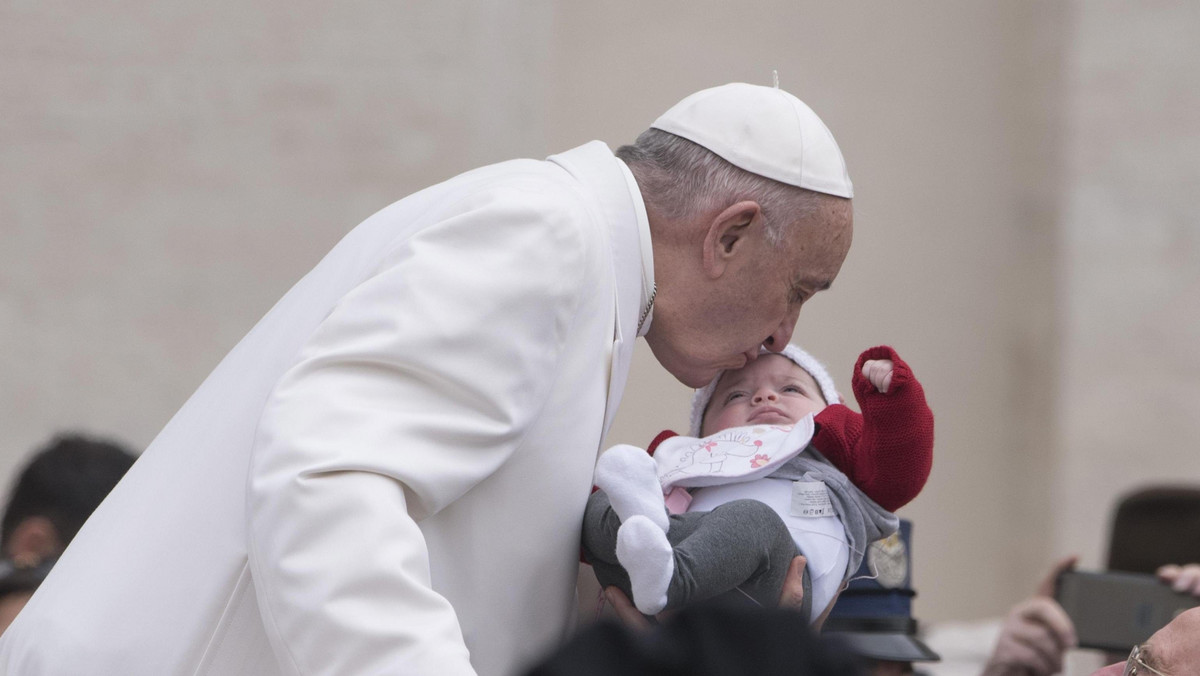 Papież Franciszek postanowił pomóc producentom i sprzedawcom żywności ze środkowych Włoch pogrążonych w trudnościach z powodu trzęsień ziemi, jakie nawiedziły te tereny. Papieski jałmużnik abp Konrad Krajewski pojechał tam kupić produkty w imieniu papieża.