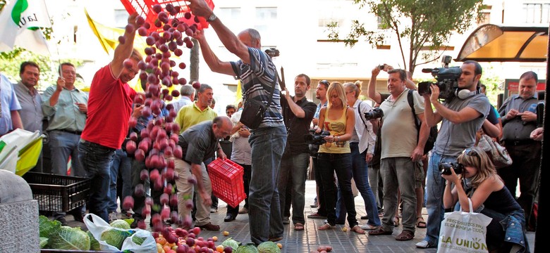 Protest przed konsulatem Niemiec. Usypali górę z warzyw