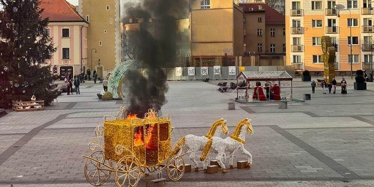 Na miejskim rynku w Lubinie spłonęła świąteczna kareta. Sprawczyniami podpalenia okazały się dwie nastolatki. 