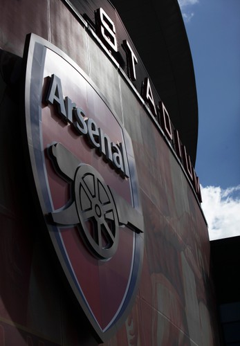 Logo klubu piłkarskiego Arsenal na stadionie Emirates Stadium w Londynie