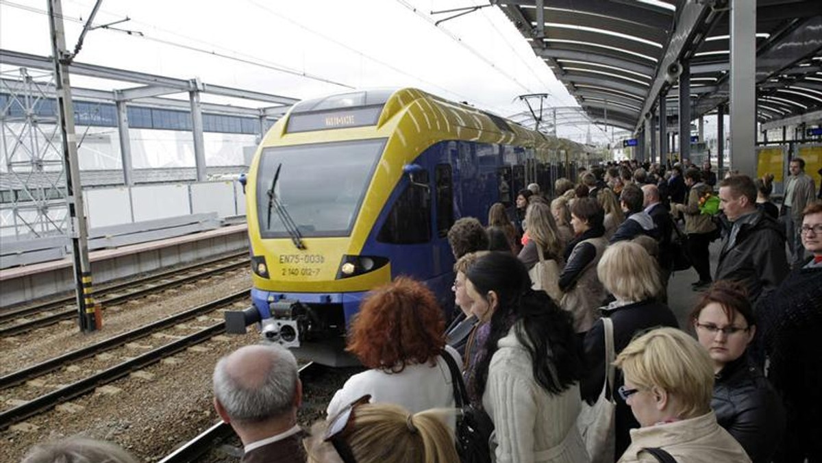 Od 9 czerwca znowu zmiany w rozkładzie Kolei Śląskich z powodu remontu torów. Pojedzie mniej pociągów, wprowadzone zostaną objazdy i komunikacja autobusowa. To nie koniec utrudnień. Od 15 czerwca zacznie obowiązywać wakacyjny rozkład w kolejach i znowu czkają nas zmiany - informuje Fakt.pl.