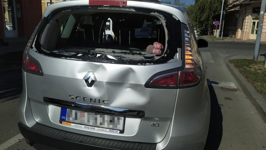 Pozadina automobila u koji se zakucao dostavljač "Glova"