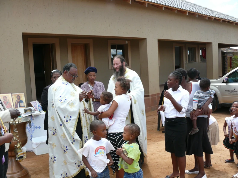 Dvorište škole poslužilo je kao crkva