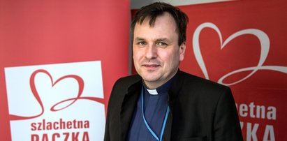 Ks. Babiarz z ochroniarzami w siedzibie Szlachetnej Paczki. Do akcji wkroczyła policja