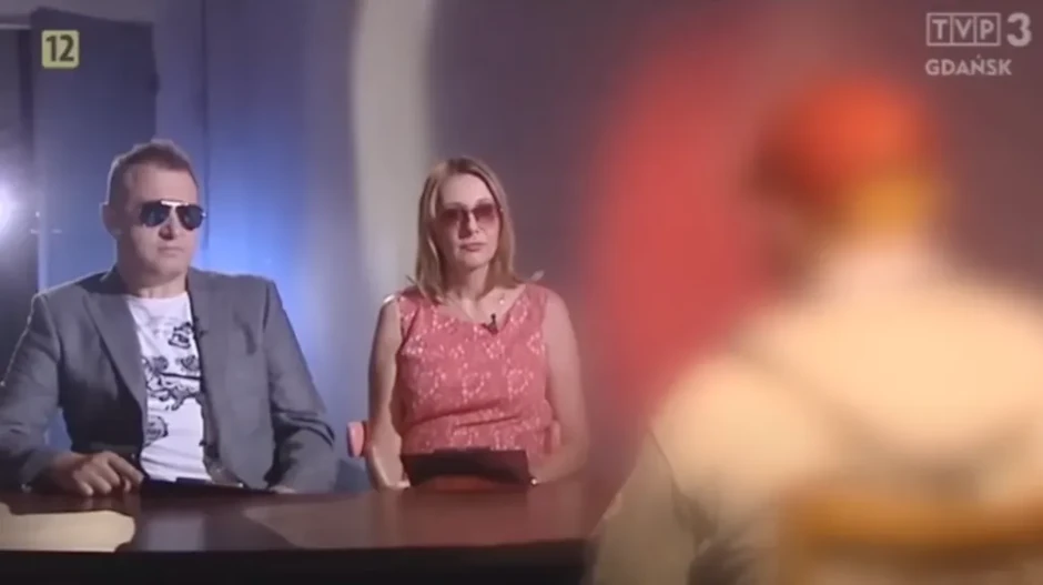 Novinari koji ispituju Tadeuša Batira odlučili su da nose naočare za sunce | Foto: TVP-Gdansk