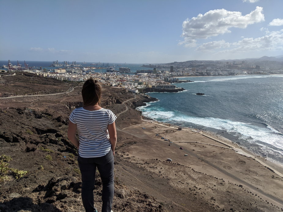 Widok na Las Palmas ze wzgórza na półwyspie La Isleta. Gran Canaria. 