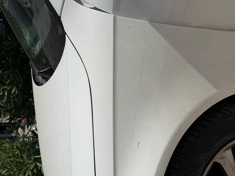 Porodici iz Srbije oštećen automobil na letovanju u Albaniji