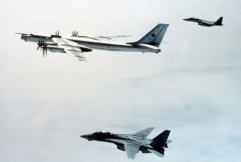 Radziecki Tu-95 eskortowany przez samoloty myśliwskie F-14 Tomcat (na dole) i F-15 Eagle (u góry).