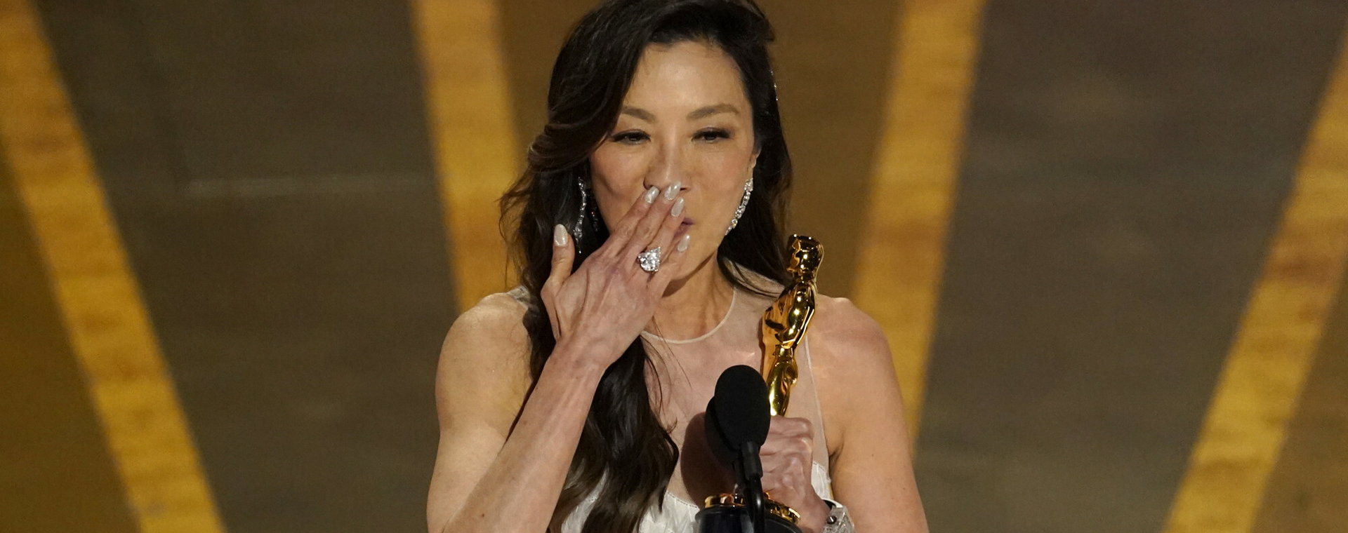 Michelle Yeoh podczas odbierania swojego Oscara.