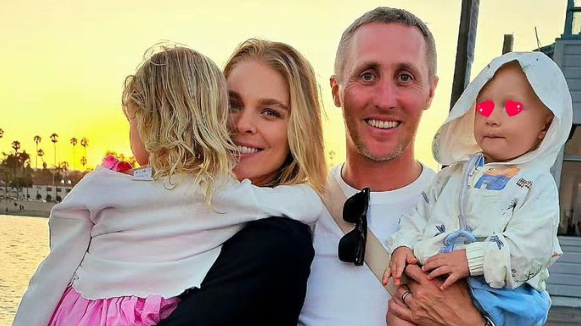 Veronika Cifrová Ostrihoňová a moderátor Matej Sajfa Cifra s deťmi.