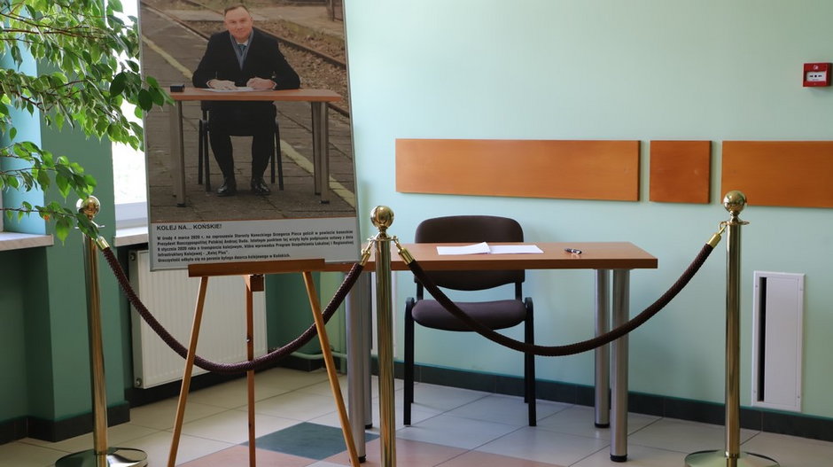 W Starostwie Powiatowym w Końskich można podziwiać słynną ławkę, przy której siedział Andrzej Duda